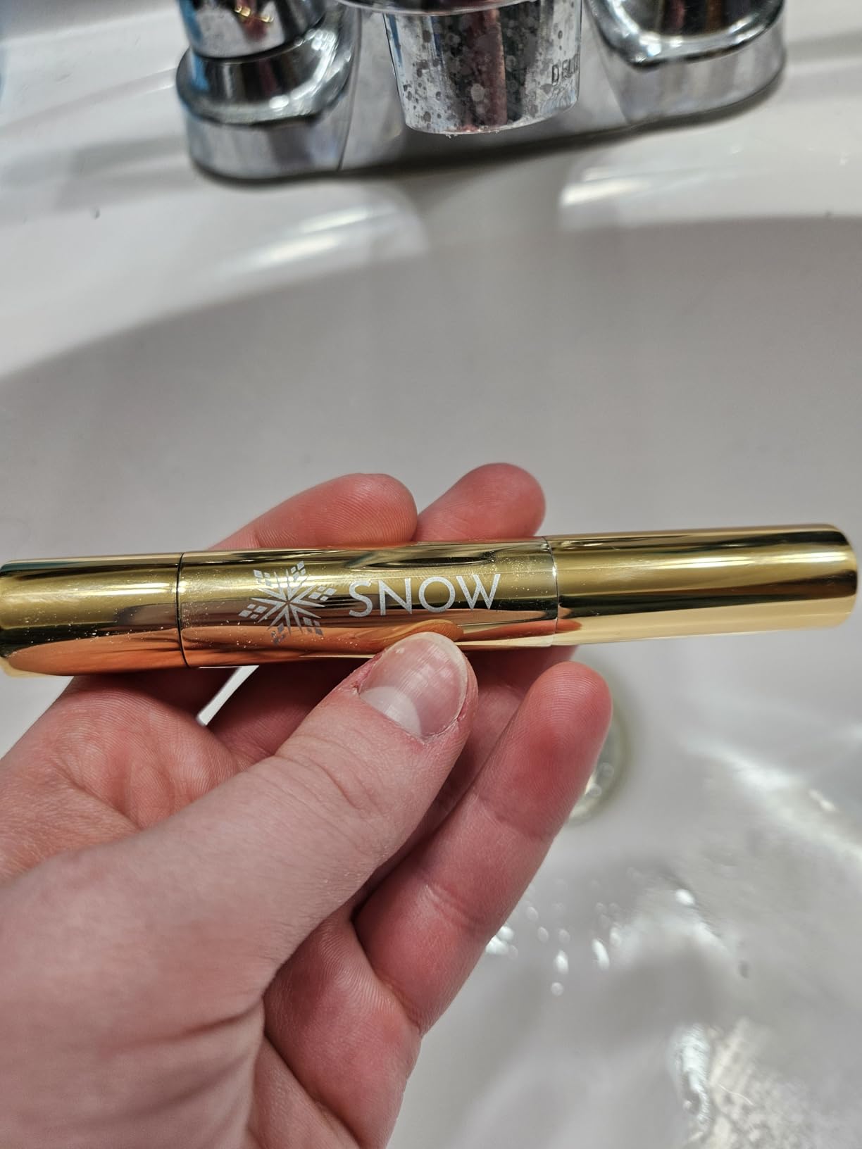 User holding Snow Whitening Pen – portable and effective teeth whitening on the go